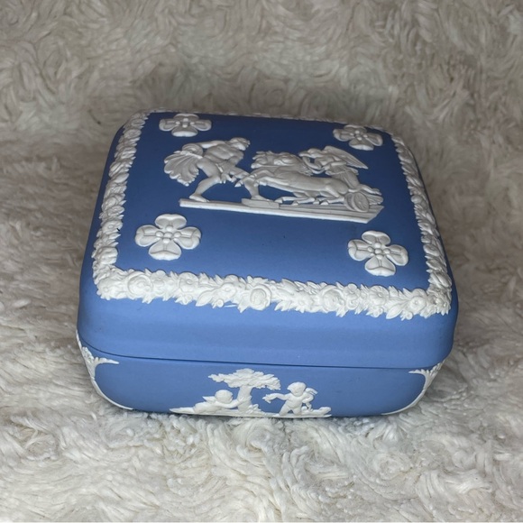 Vtg 70’s Square Wedgwood Jasperware Style Light Blue Trinket/Jewelry Box - Picture 3 of 12